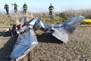 Vyšetřování loňské tragédie na letišti v Chebu odhalilo příčinu pádu. Pilot chtěl ve 100 metrech zavřít kabinu - Novinky